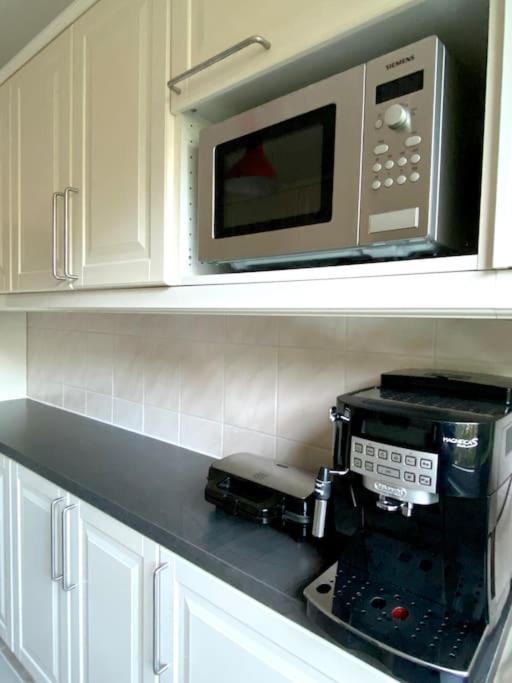 Near Vic Austria Center, 90sqm, 3br, Lr, Kitchen, 6min To Vic, 10min To City U1 Appartement Wenen