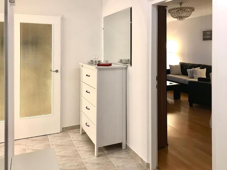 Near Vic Austria Center, 90sqm, 3br, Lr, Kitchen, 6min To Vic, 10min To City U1 Appartement *