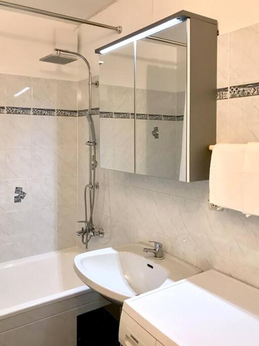Near Vic Austria Center, 90sqm, 3br, Lr, Kitchen, 6min To Vic, 10min To City U1 Appartement *